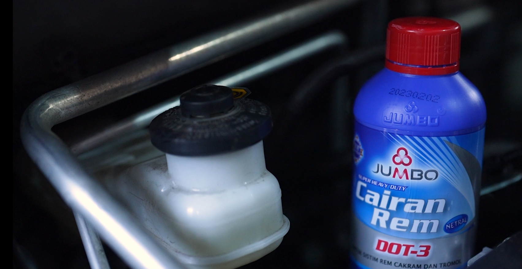 Bukan Sekadar “Minyak Rem”: Menguak Rahasia di Balik Cairan Vital